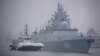 Remorker prati rusku fregatu Admiral Gorškov tokom pristajanja u luci u Ćingdaou, Kina, 2019. godine.
