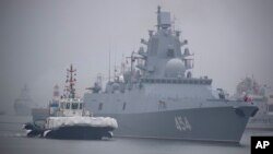 Remorker prati rusku fregatu Admiral Gorškov tokom pristajanja u luci u Ćingdaou, Kina, 2019. godine.