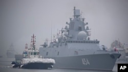 Fregata ruse, Admiral Gorshkov, përgatitet të ankorohet në një port në Qingdao, Kinë, në vitin 2019.