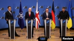 Справа наліво: Михайло Федоров, Борис Пісторіус, Джон Гілі та Марк Рютте, Брюссель, 12 лютого 2026 року