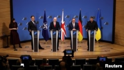 მარცხნიდან მარჯვნივ: ნატოს გენერალური მდივანი მარკ რიუტე, ბრიტანეთის თავდაცვის მინისტრი ჯონ ჰილი, გერმანიის თავდაცვის მინისტრი ბორის პისტორიუსი და უკრაინის თავდაცვის მინისტრი მიხაილო ფედოროვი ბრიუსელში 12 თებერვალს გამართულ პრესკონფერენციაზე 