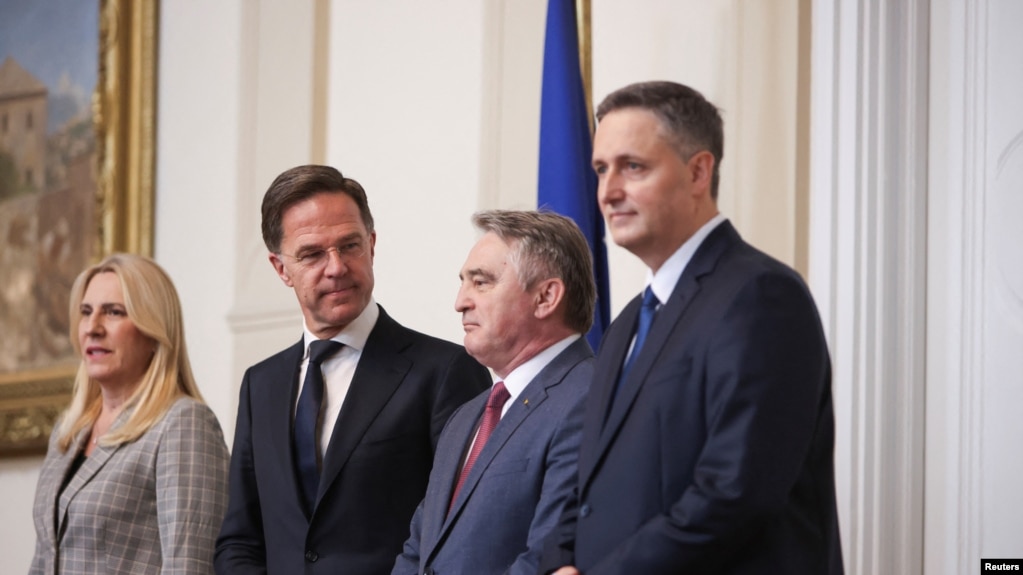 Shefi i NATO-s, Mark Rutte, së bashku me tre anëtarët e Presidencës së Bosnje e Hercegovinës. 