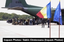 Românii întorși din Afganistan au fost primiți pe aeroportul de la București de oficialitățile române