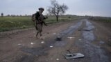 Військовослужбовець 93-ї ОМБр ЗСУ «Холодний Яр» йде повз залишки російського дрону-камікадзе біля Костянтинівки, 7 травня 2025 року