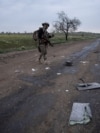 Військовослужбовець 93-ї ОМБр ЗСУ «Холодний Яр» йде повз залишки російського дрону-камікадзе біля Костянтинівки, 7 травня 2025 року