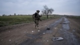 Житель Константиновки возле разрушенного российским авиаударом дома, в котором под завалами ищут его мать. 8 мая 2025 года