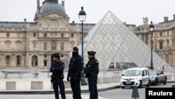 Поліцейські поблизу Лувра, Париж, 19 жовтня 2025 року