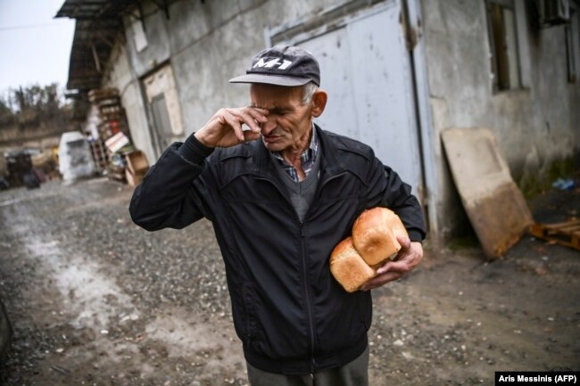 Një burrë i moshuar merr bukë falas nga një furrë në Stepanakert në Nagorno Karabak. (AFP/Aris Messinis) &nbsp;