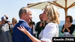 Președintele Rusiei, Vladimir Putin, dansează cu ministrul de externe al Austriei, Karin Kneissl, în timpul nunții acesteia cu omul de afaceri Wolfgang Meilinger.