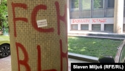 Na zgradi Hemijskog fakulteta u Beogradu ispisane su desetine uvredljivih i neprimerenih grafita na stubovima i fasadi. Policija je saopštila da radi na identifikaciji počinilaca.