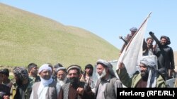 Балх провинциясында Талибандын согушкерлери тынчтык жараянга кошулган учур. 1-апрель, 2017-жыл. 