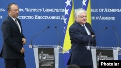 Armenia - Foreign Minister Edward Nalbandian (R) and his Bosnian counterpart Igor Crnadak arrive for a news conference in Yerevan, 30Aug2017.