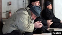 Крымские татары молятся в мечети в Бахчисарае