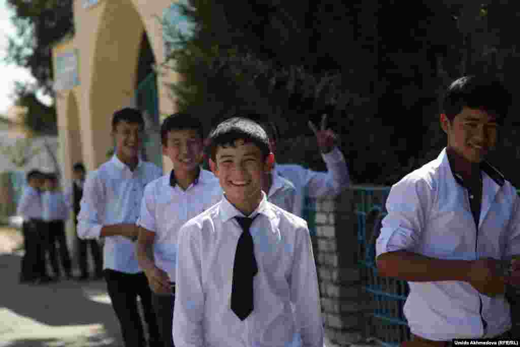 Ученики школы № 35 села Сексената Верхне-Чирчикского района. Ташкентская область, 9 сентября 2015 года.