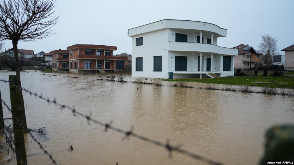 Një rrugë e vërshuar pas reshjeve të shiut në Komunën e Malishevës.