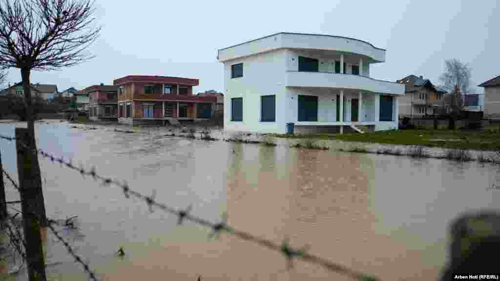 Poplavljena cesta nakon obilne kiše u opštini Mališevo.