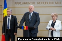 Deputați neafiliați din blocul Victorie susțin un briefing de presă în susținerea lui Alexandr Nesterovschi. De la stânga la dreapta: Vadim Fotescu, Vladimir Bolea, Reghina Apostolova, 20 martie 2025.