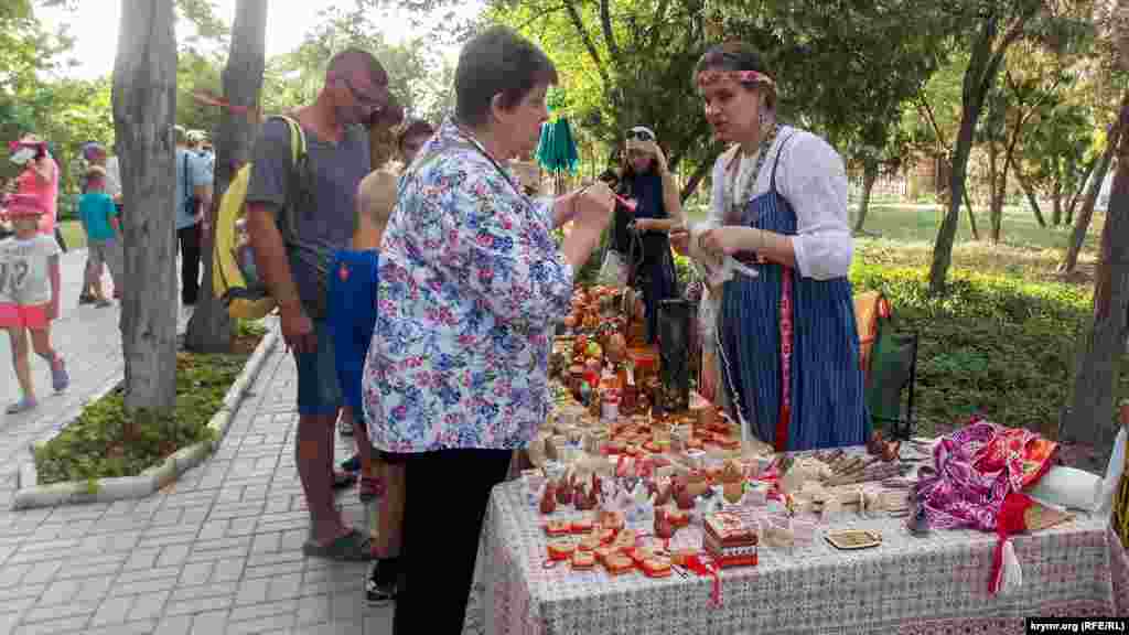 На праздничном базаре народные умельцы продавали изделия, сделанные своими руками