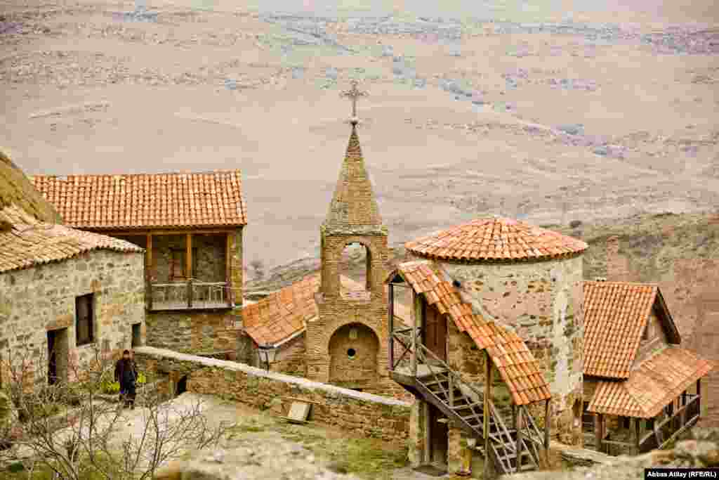 Tarixçi-alim Altay Göyüşovun sözlərinə görə, Keşiş dağı məbədi 11-12-ci əsrə qədər alban kilsəsi olub. Həmin vaxt monastır ərazisi alban dövlətinin varisi olan Sünik knyazlığının tərkibində idi. Amma orta əsrlərdə məbəd gürcü kilsəsinin təsiri altına düşür.