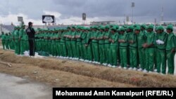 په کندهار کې ځوانان ته د کرکټ د روزنې په حال 