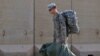 جندي أميركي يستعد للإنسحاب من قاعدة قرب الناصرية