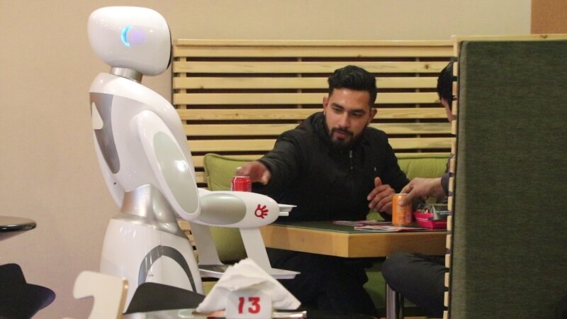 Kabulska konobarica robot