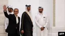 Iranski predsednik Masud Pezeškijan i katarski emir šeik Tamim bin Hamad al-Tani dolaze na zajedničku konferenciju za novinare u Dohi 2. oktobra 2024.