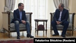 Дмитрий Медведев (слева) и Никол Пашинян во время встречи в Ереване, апрель 2019 г.