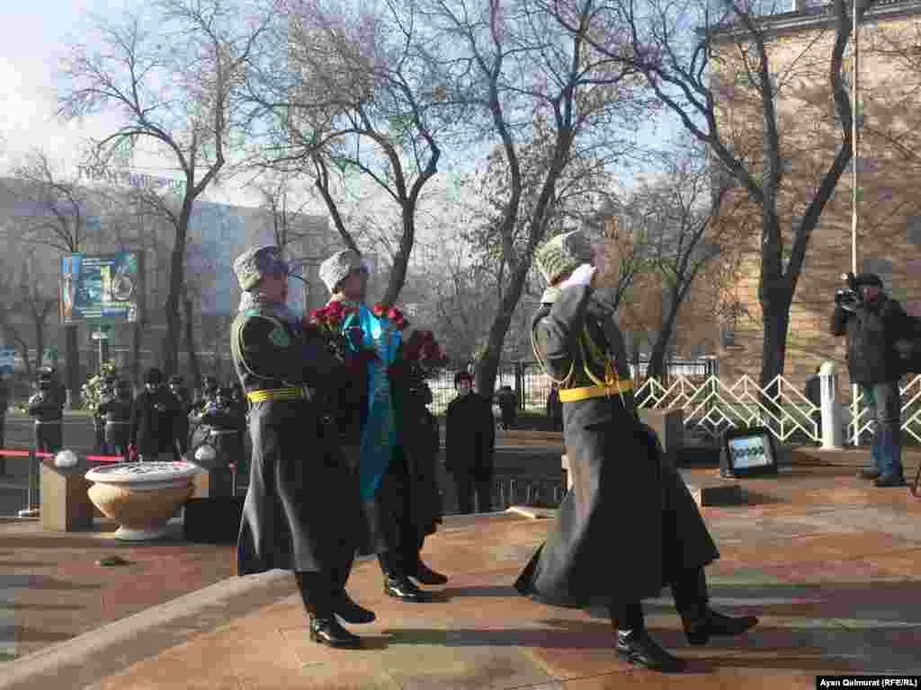 "Тәуелсіздік таңы" ескерткішіне гүл шоғын қою салтанаты. Рәсімге құрметті қарауыл мен Ұлттық ұлан оркестрі де тартылды. Алматы. 17 желтоқсан, 2017 жыл.