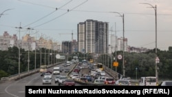 У компанії ДТЕК повідомили, що обмеження застосували на лівому березі Києва, і закликали ощадливо використовувати електроенергію