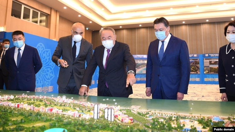 Бывший президент Казахстана Нурсултан Назарбаев (в центре) и Феттах Таминдже (по правую руку Назарбаева) смотрят на макет в отеле Rixos Water World Aktau. 18 сентября 2020 года.