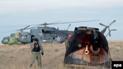 Жезқазған қаласының маңына қонған "Союз МС-01" зымыран тасығышының капсуласы (Көрнекі сурет).