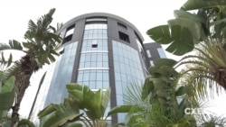 На першому поверсі високої скляної будівлі розташувався офіс кіпрської компанії System Capital Management