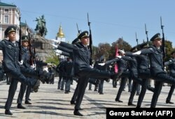 Военнослужащие Погранслужбы Украины на параде в Киеве