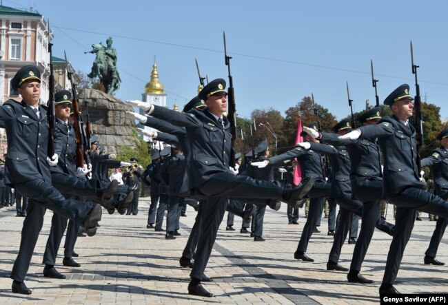 Военнослужащие Погранслужбы Украины на параде в Киеве