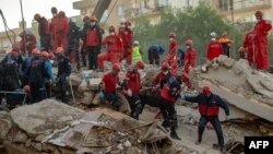Спасатели на месте землетрясения в Измире, Турция