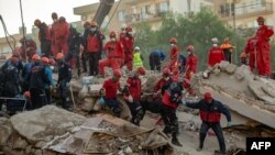 Spasioci tragaju za preživjelima u Izmiru, 1. novembar 2020.