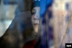 Un copil evacuat într-un autobuz, astăzi în Donețk, 13 febr., 2015