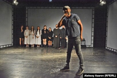 Минет жасайтын азиялық әйелдердің порнофотосуреттері Үш ер адам аққұбаны сиқырлайды (видео)