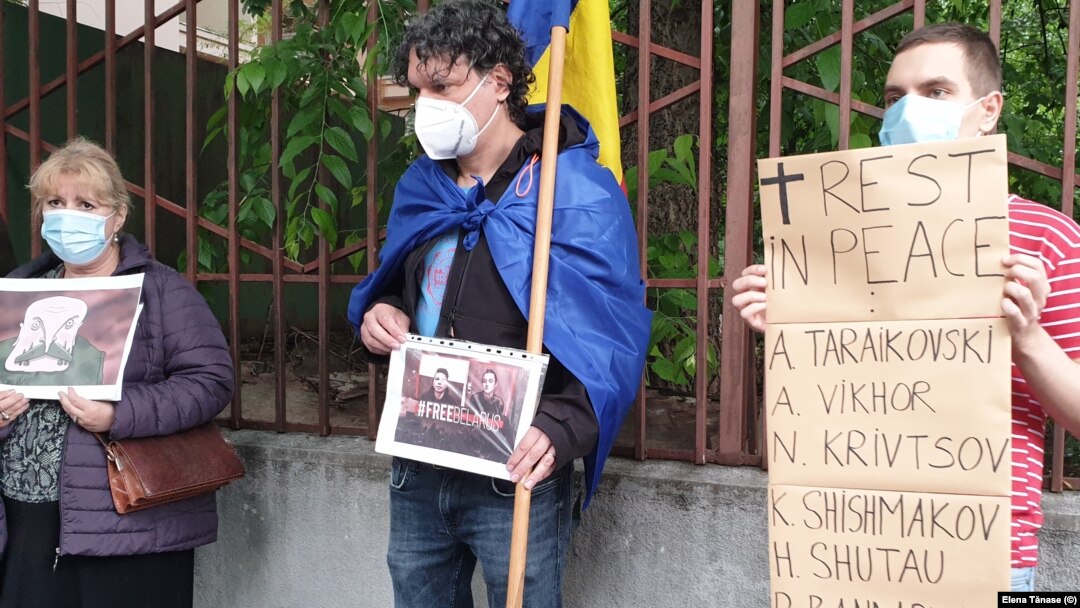 Români care protestează în fața Ambasadei Belarusului, duminică, 30 mai 2021