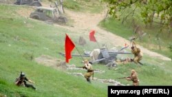 Реконструкция штурма Сапун-горы: красные флаги и дети с оружием (фоторепортаж)
