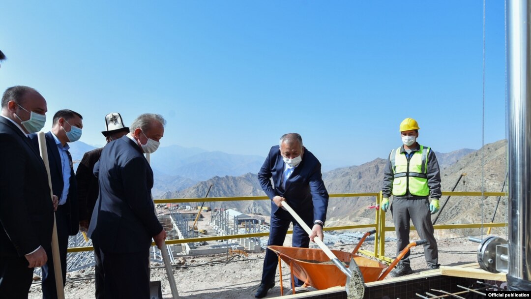 Терек-Сай кениндеги алтын чыгаруучу фабриканын курулушуна премьер-министр Кубатбек Бороновдун капсула салуу учуру. 26-сентябрь, 2020-жыл.