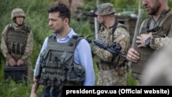  Volodimir Zelenski vizitând regiunea de front din Donbas