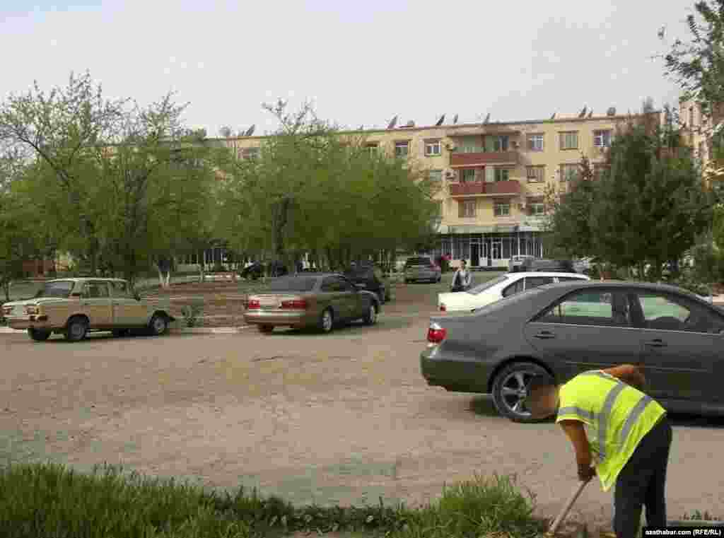 Jemagat hojalygynyň işgäri haşal otlary, hapalary aýyrýar.&nbsp;