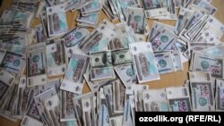 Узбекские сумы и американский доллар.