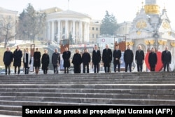 Șefi de state și de guverne țin un minut de reculegere în timpul ceremoniei dedicate celor trei ani de la invazia la scară largă a Rusiei în Ucraina, Piața Independenței din Kiev, 24 februarie 2025.