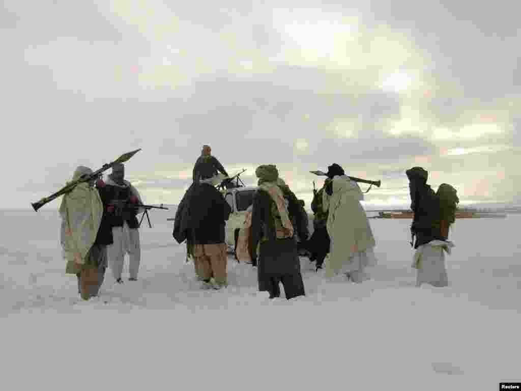 Талибы в горах Афганистана, 2009 год.