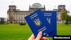 Українці за кордоном без військово-облікових документів не зможуть оформити паспорт