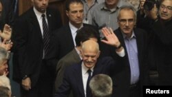Premierul George Papandreou și deputații socialiști în Parlamentul elen