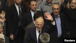 Premierul George Papandreou și deputații socialiști în Parlamentul elen